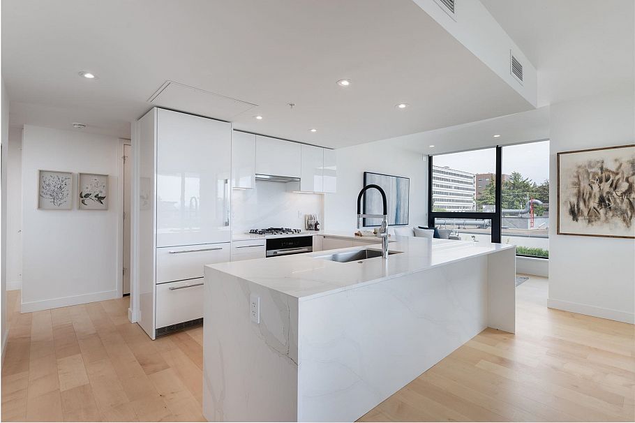 302 135 E 13th Street North Vancouver, BC - 7