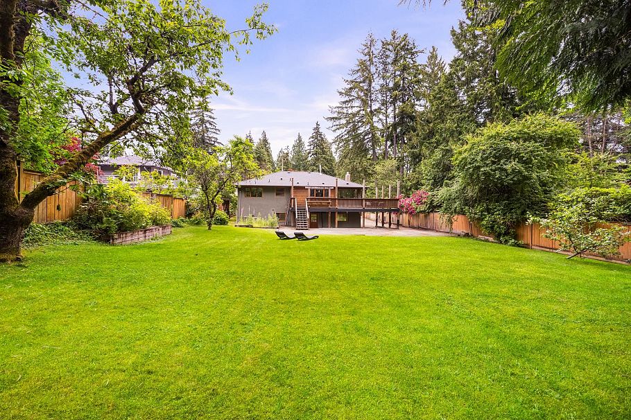 1561 Merlynn Crescent North Vancouver, BC - 34