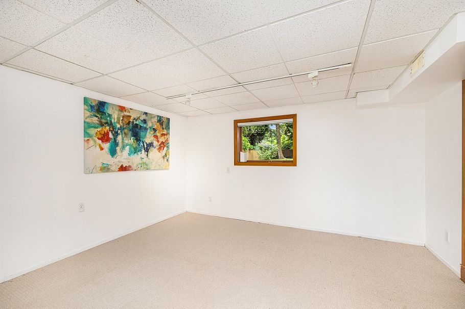 1561 Merlynn Crescent North Vancouver, BC - 27
