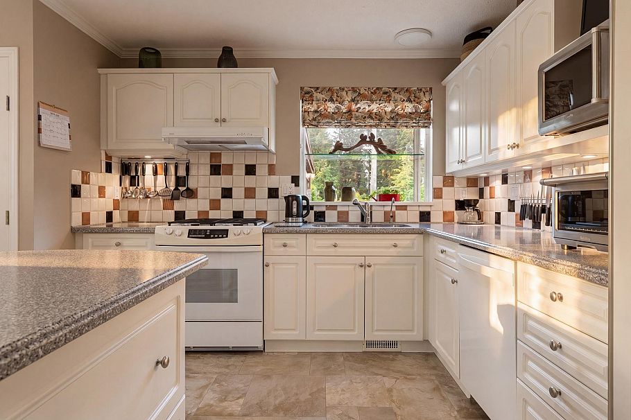 942 Montroyal Boulevard North Vancouver, BC - 10