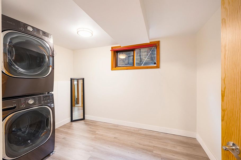 1561 Merlynn Crescent North Vancouver, BC - 32