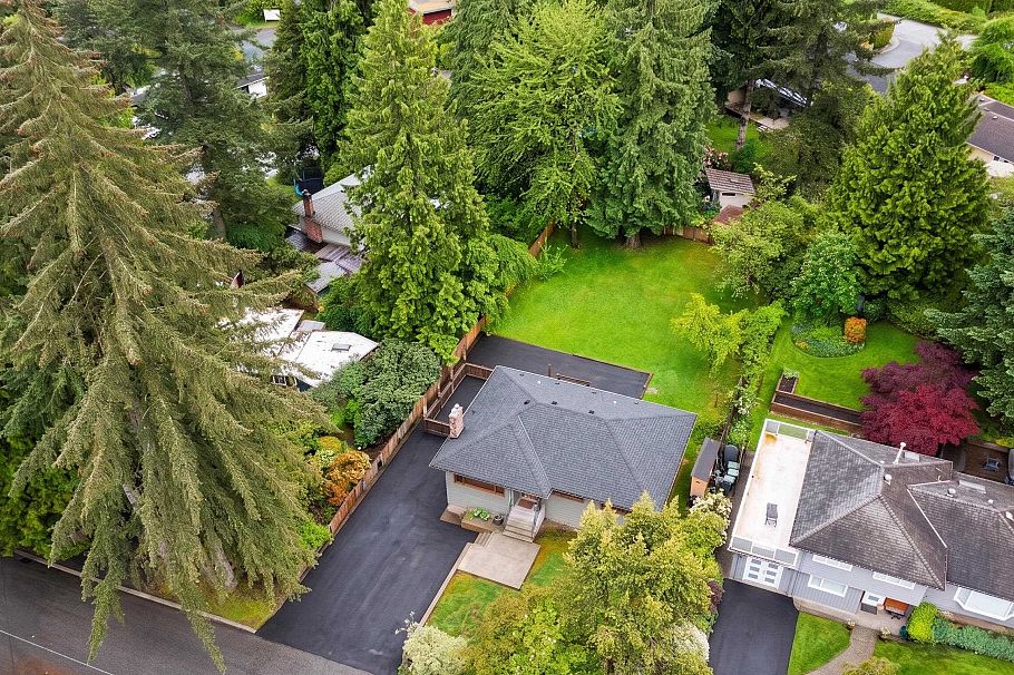 1561 Merlynn Crescent North Vancouver, BC - 2