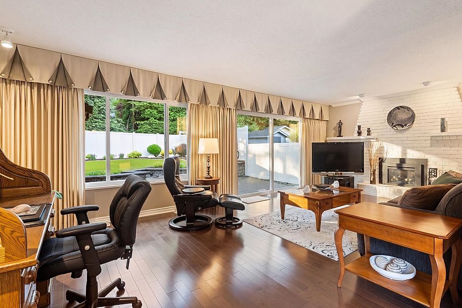 942 Montroyal Boulevard North Vancouver, BC - 2