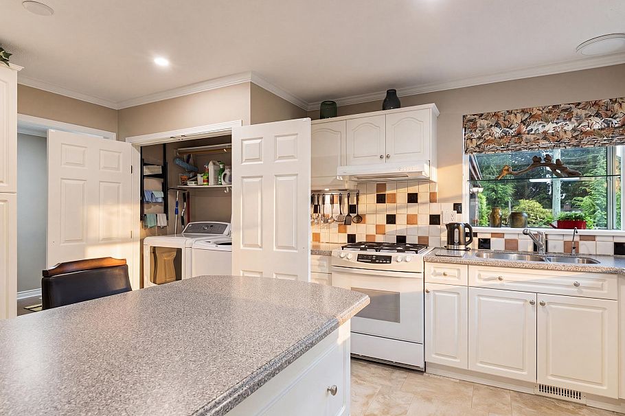 942 Montroyal Boulevard North Vancouver, BC - 11