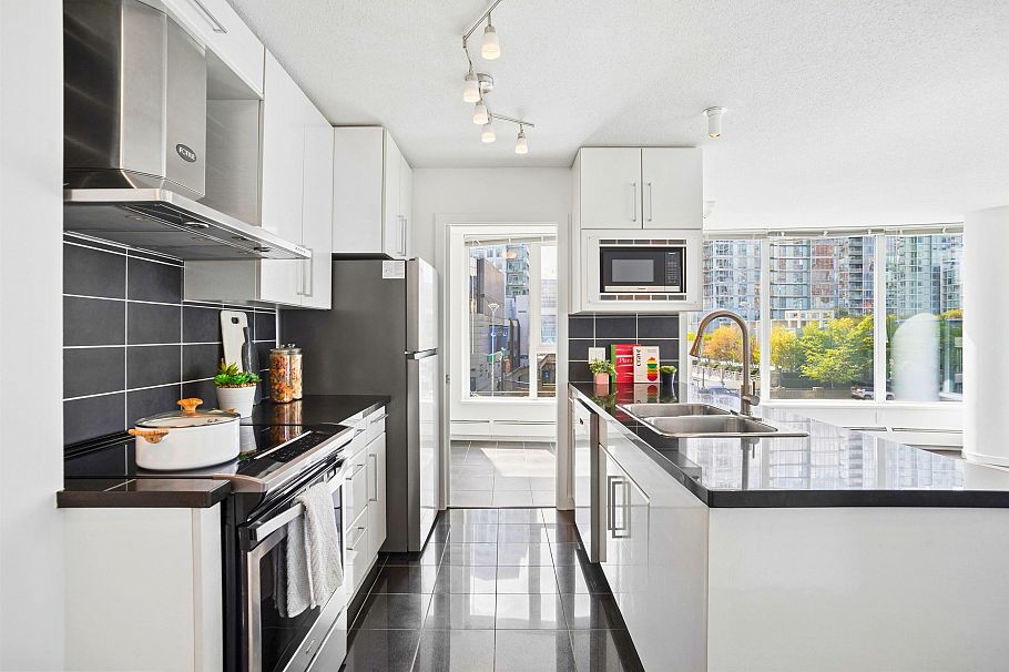 808 689 Abbott Street Vancouver, BC - 1