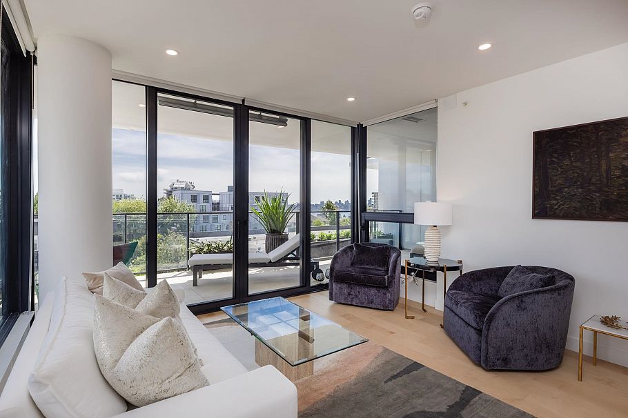 302 135 E 13th Street North Vancouver, BC - 3