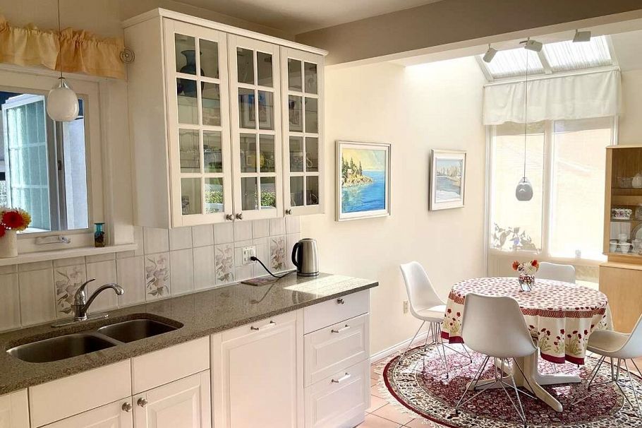 3974 W 18th Avenue Vancouver, BC - 3