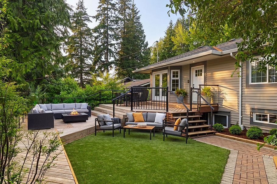 1850 Westover Road North Vancouver, BC - 1