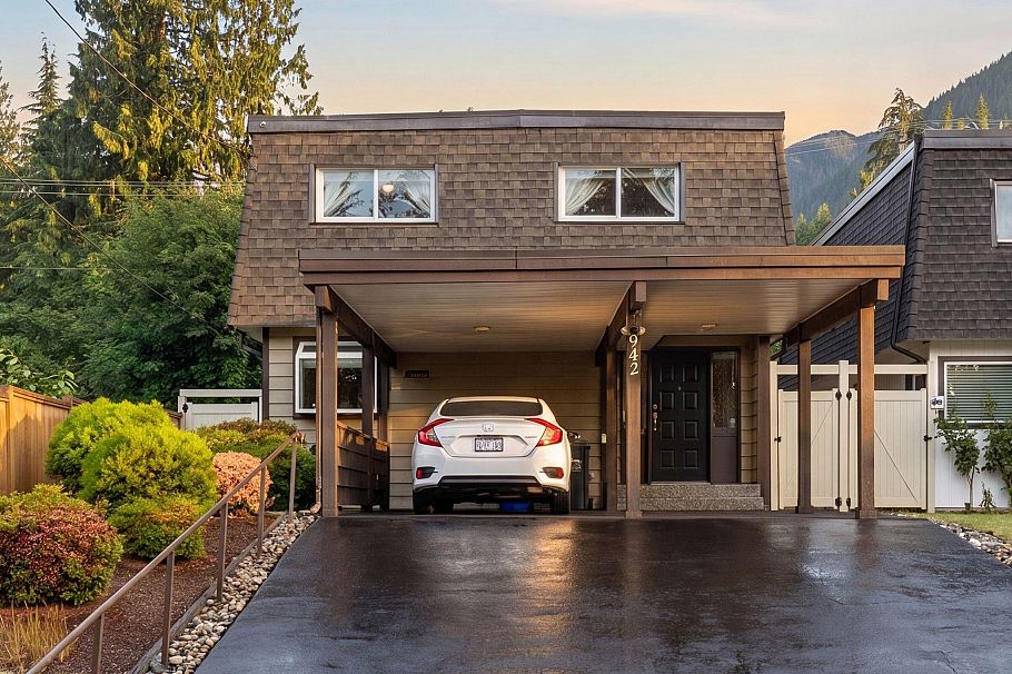 942 Montroyal Boulevard North Vancouver, BC - 1