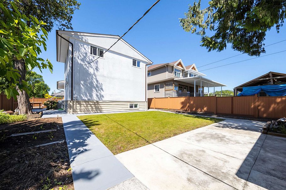 2911 E 51st Avenue Vancouver, BC - 4