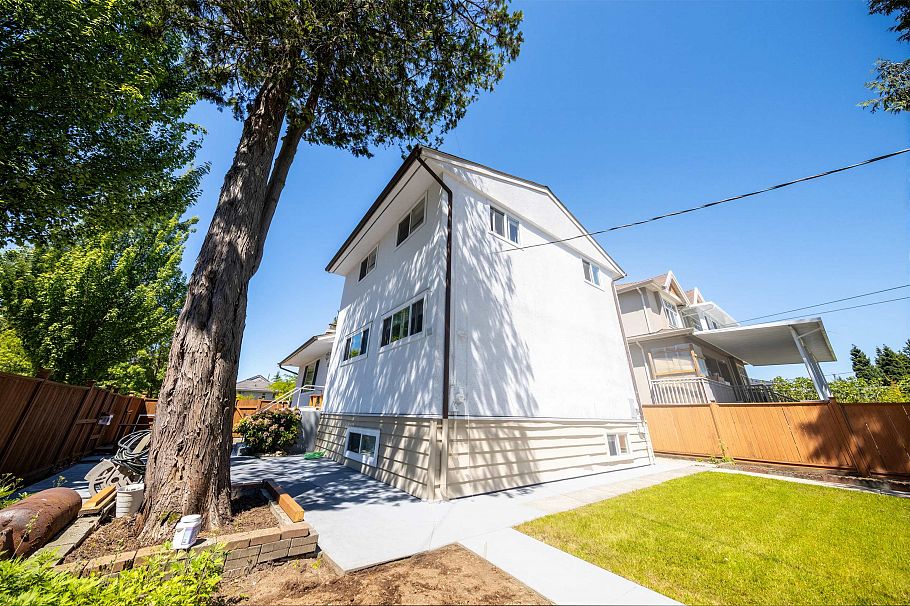 2911 E 51st Avenue Vancouver, BC - 5