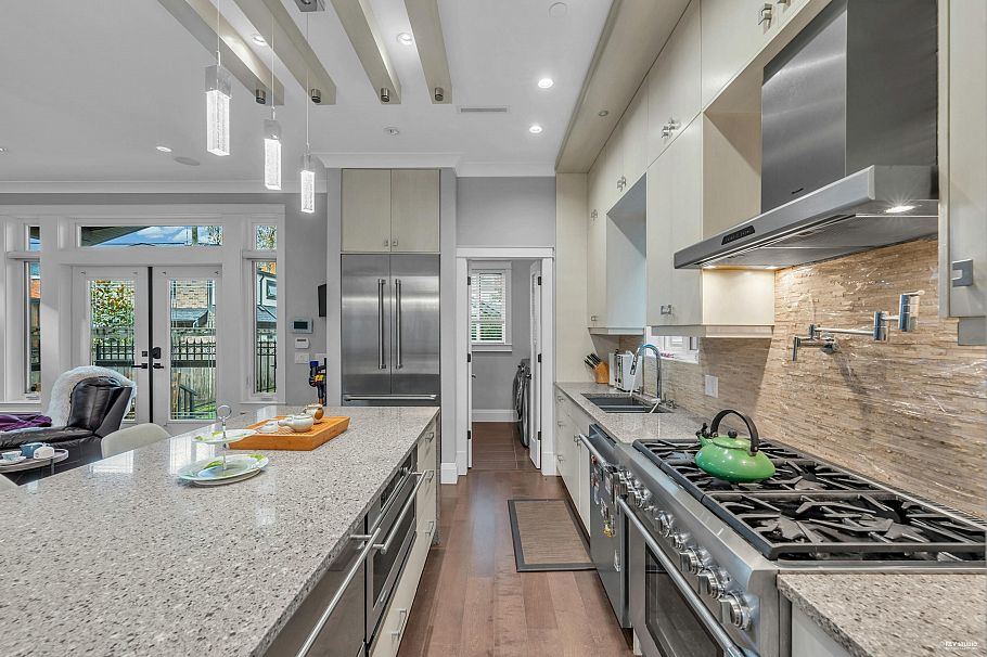 4217 W 16th Avenue Vancouver, BC - 12