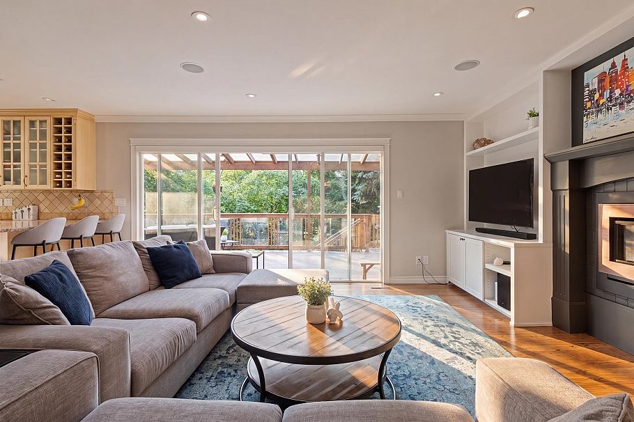 697 E Braemar Road North Vancouver, BC - 2