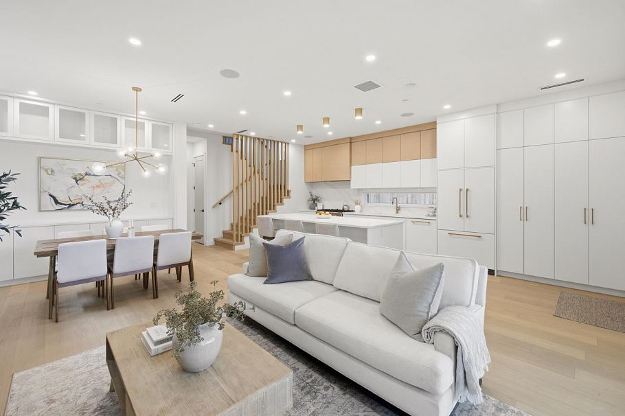 1 810 E 22nd Avenue Vancouver, BC - 5