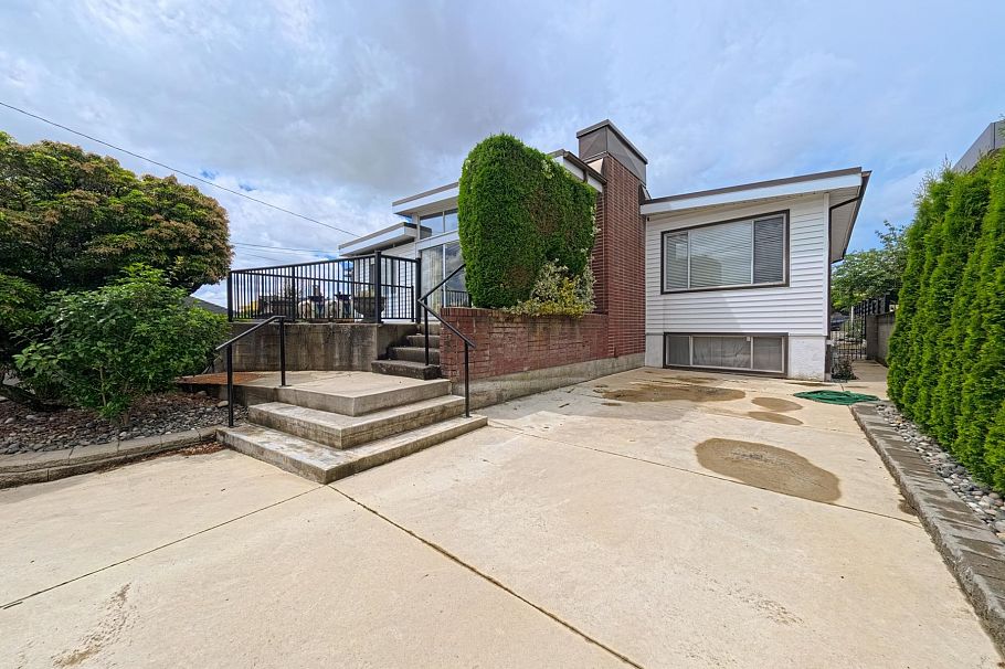 6762 Neal Street Vancouver, BC - 36