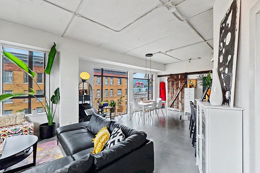 501 28 Powell Street Vancouver, BC - 9