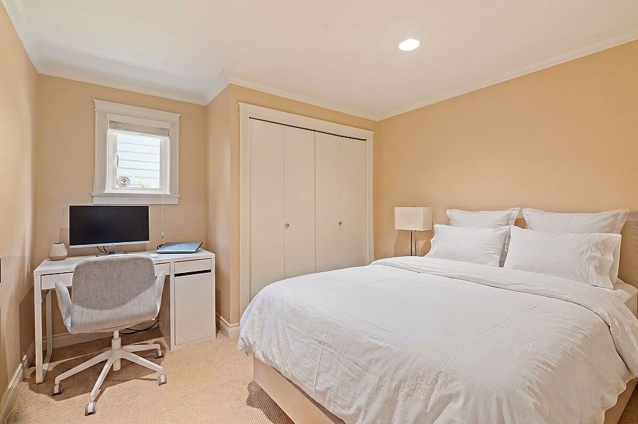 697 E Braemar Road North Vancouver, BC - 21
