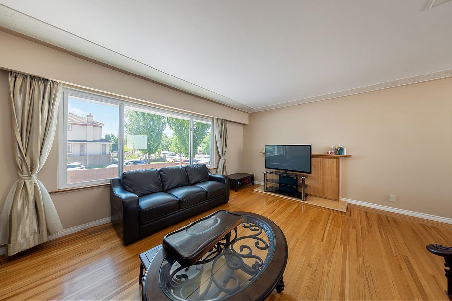 2911 E 51st Avenue Vancouver, BC - 8