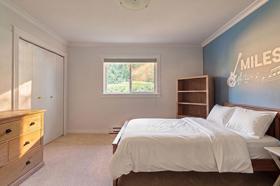697 E Braemar Road North Vancouver, BC - 17