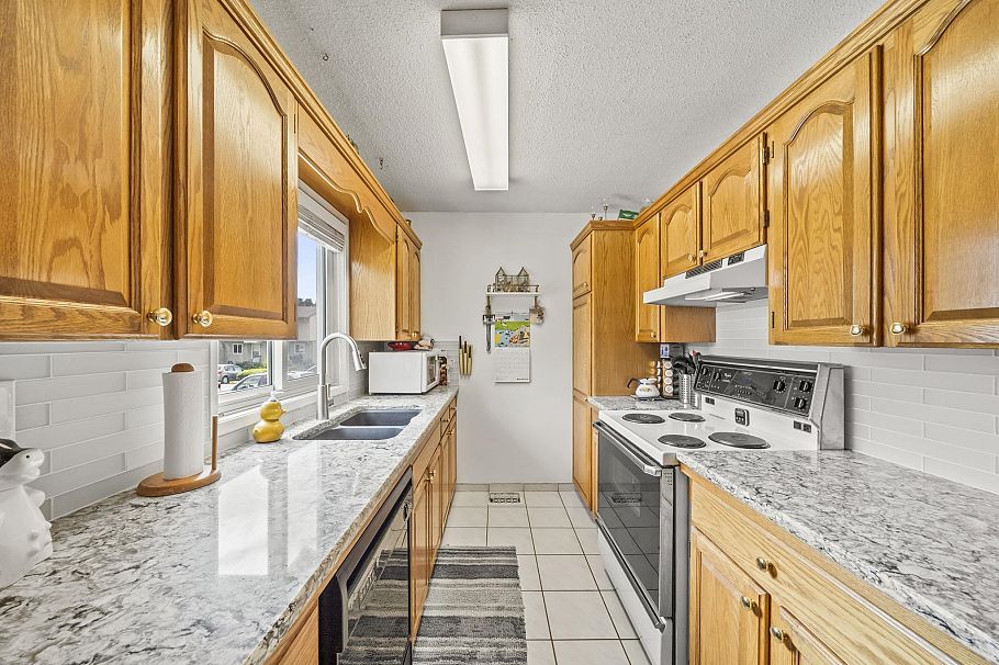 5 3550 E 49th Avenue Vancouver, BC - 2