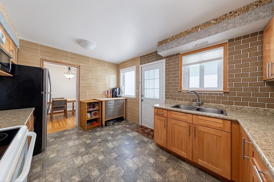 2911 E 51st Avenue Vancouver, BC - 17