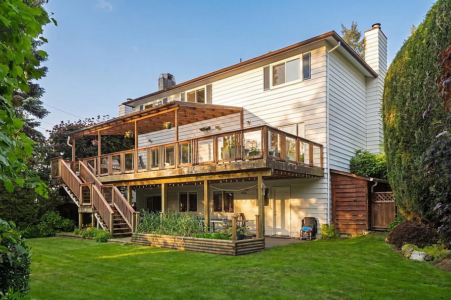 697 E Braemar Road North Vancouver, BC - 30