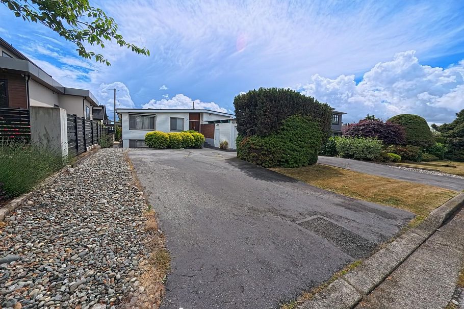 6762 Neal Street Vancouver, BC - 1