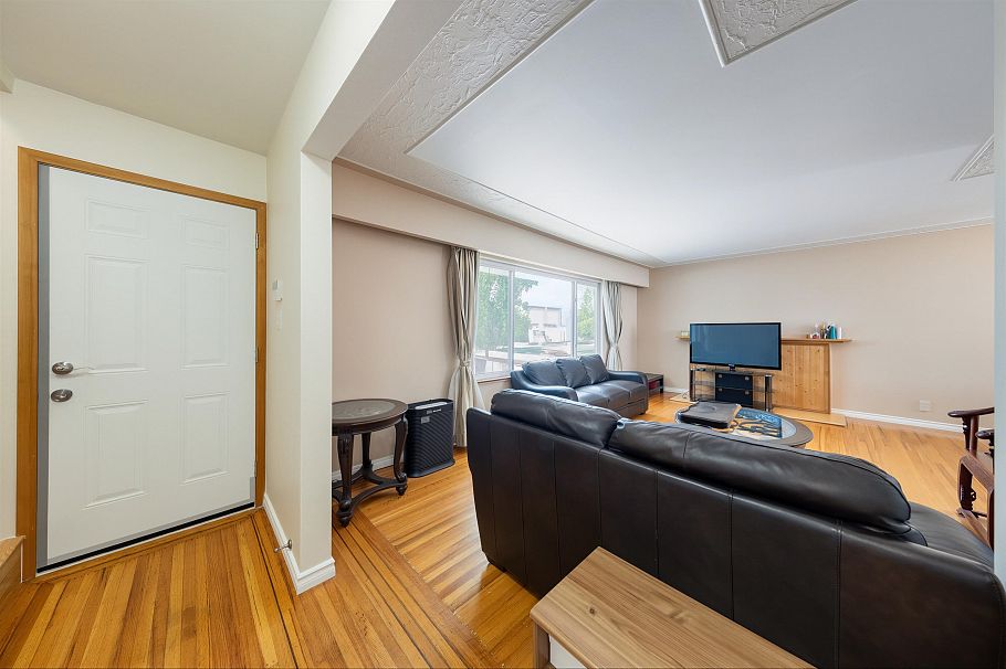 2911 E 51st Avenue Vancouver, BC - 18