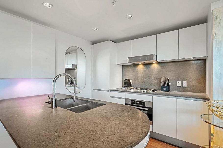 803 8555 Granville Street Vancouver, BC - 7