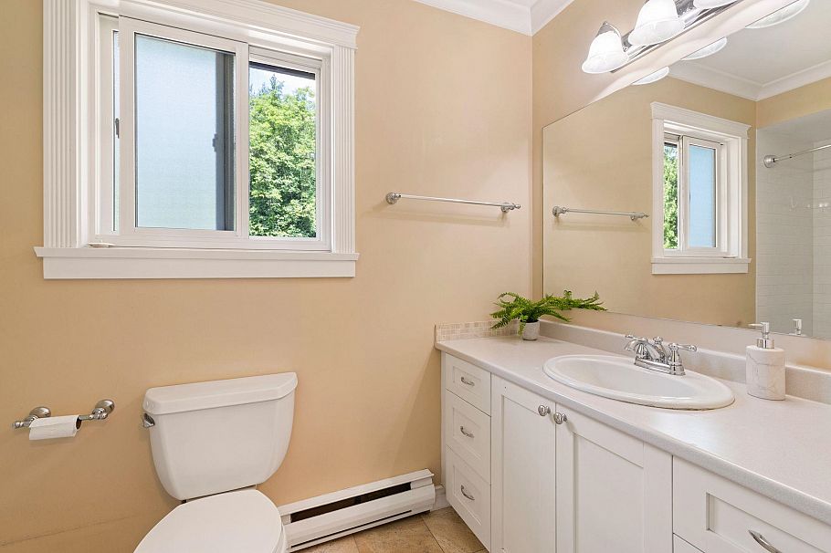 697 E Braemar Road North Vancouver, BC - 18