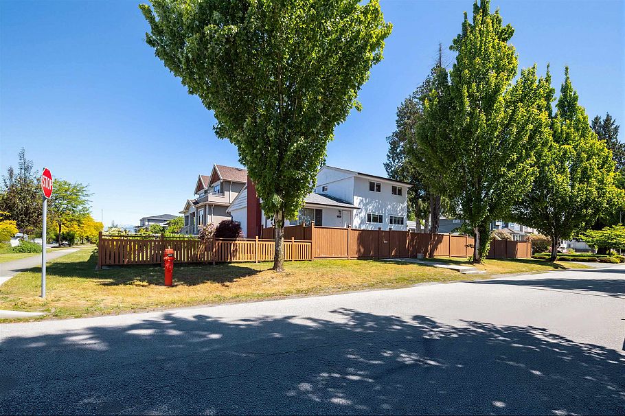 2911 E 51st Avenue Vancouver, BC - 1