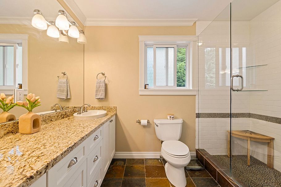 697 E Braemar Road North Vancouver, BC - 13