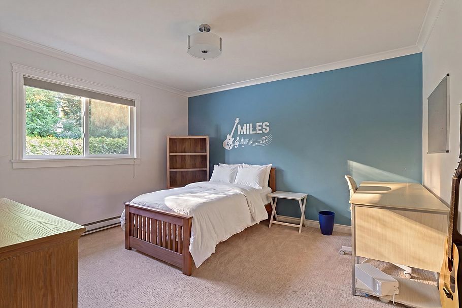 697 E Braemar Road North Vancouver, BC - 16