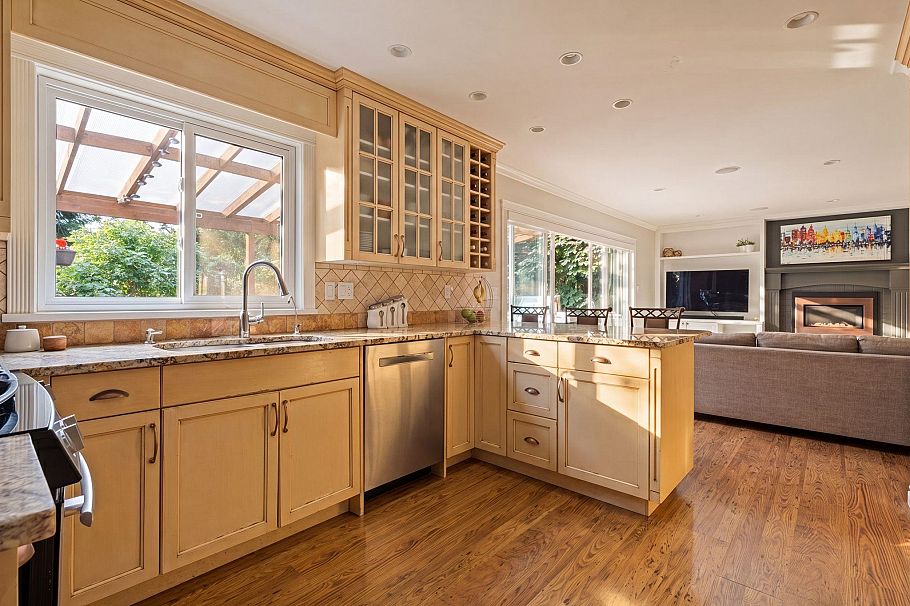 697 E Braemar Road North Vancouver, BC - 5