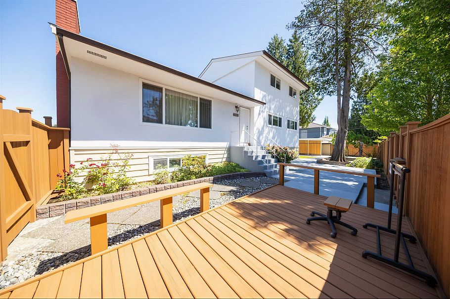 2911 E 51st Avenue Vancouver, BC - 3
