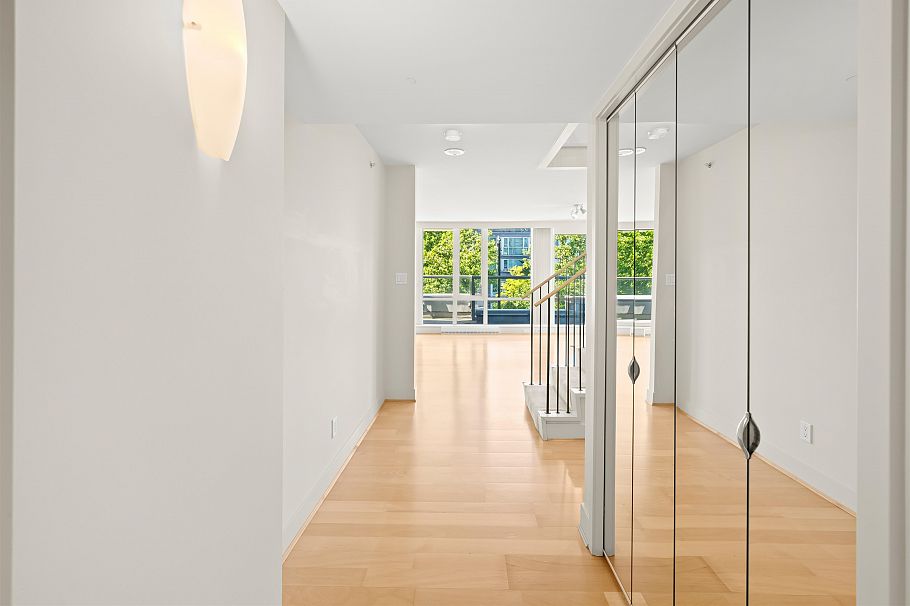 206 560 Nicola Street Vancouver, BC - 3