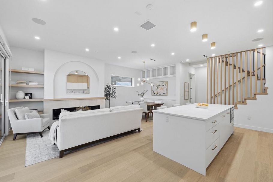 1 810 E 22nd Avenue Vancouver, BC - 4