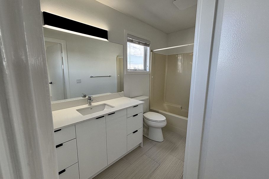 1588 E 41st Avenue Vancouver, BC - 11