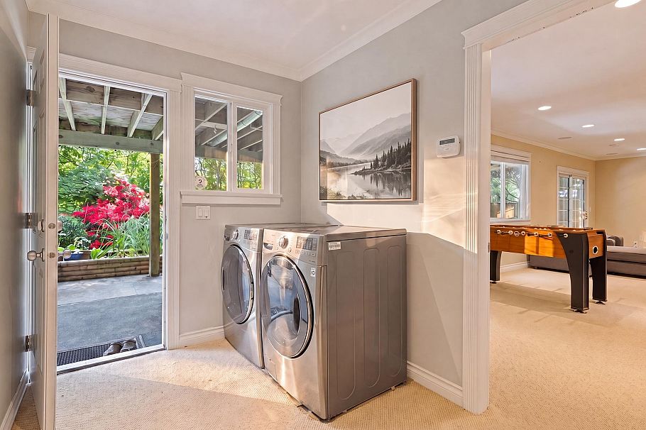 697 E Braemar Road North Vancouver, BC - 23