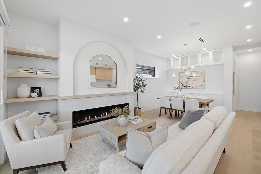 1 810 E 22nd Avenue Vancouver, BC - 1