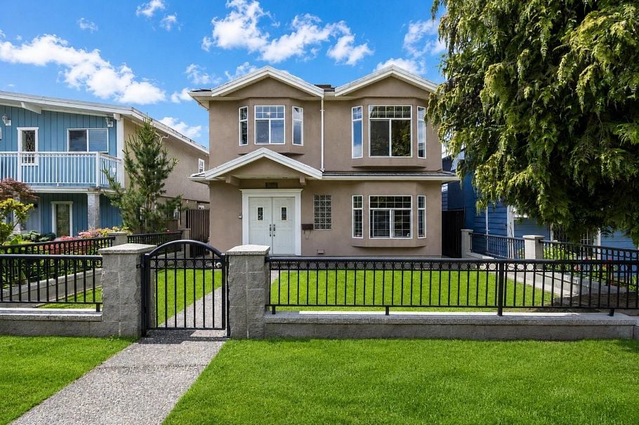 3281 Renfrew Street Vancouver, BC - 1