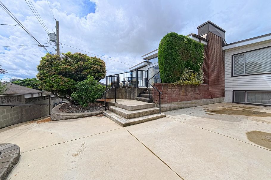 6762 Neal Street Vancouver, BC - 33