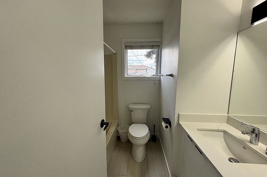 1588 E 41st Avenue Vancouver, BC - 3