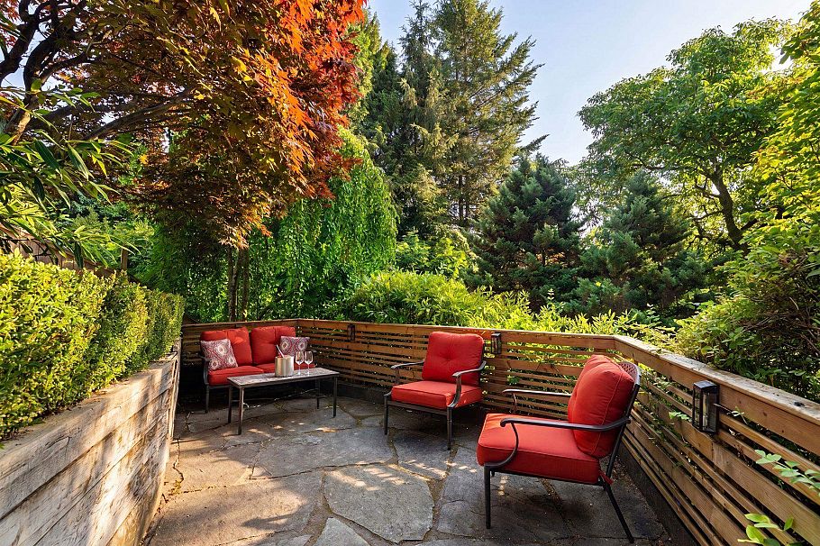 697 E Braemar Road North Vancouver, BC - 31