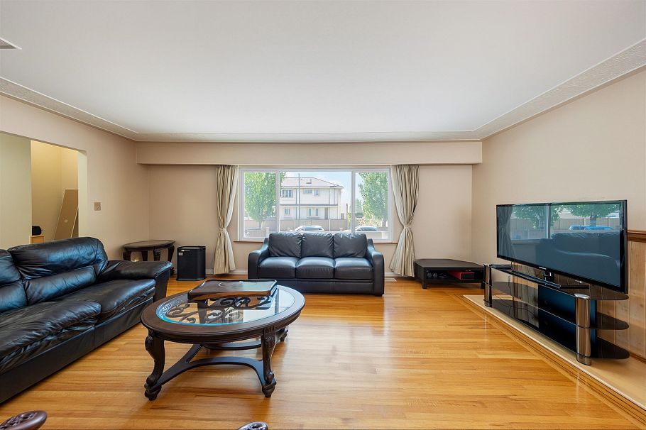2911 E 51st Avenue Vancouver, BC - 10