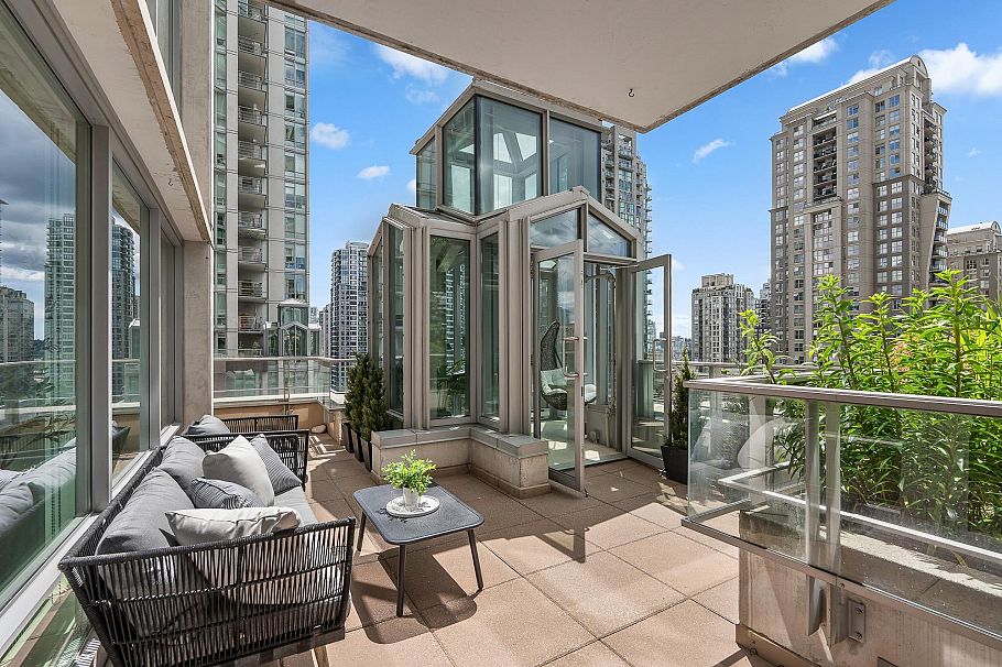 901 565 Smithe Street Vancouver, BC - 1