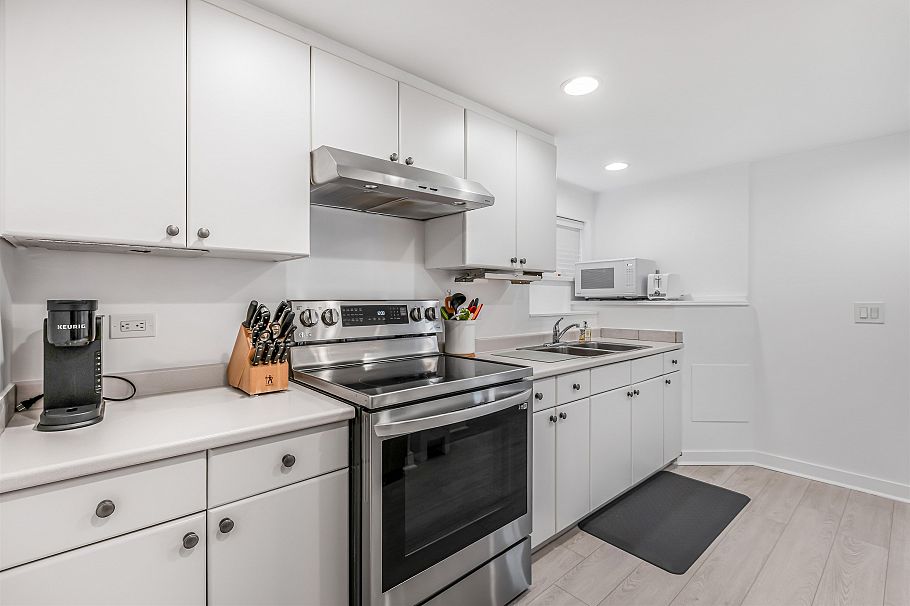 3732 W 2nd Avenue Vancouver, BC - 28