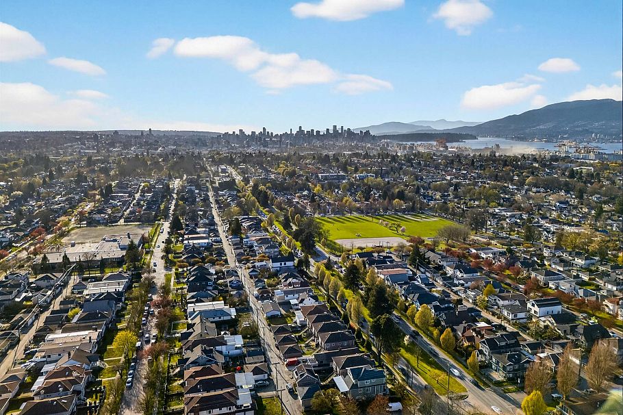 2888 E 2nd Avenue Vancouver, BC - 24
