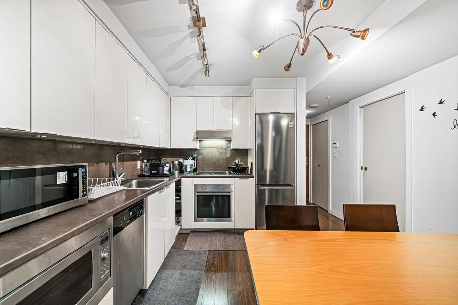 103 161 W Georgia Street Vancouver, BC - 5