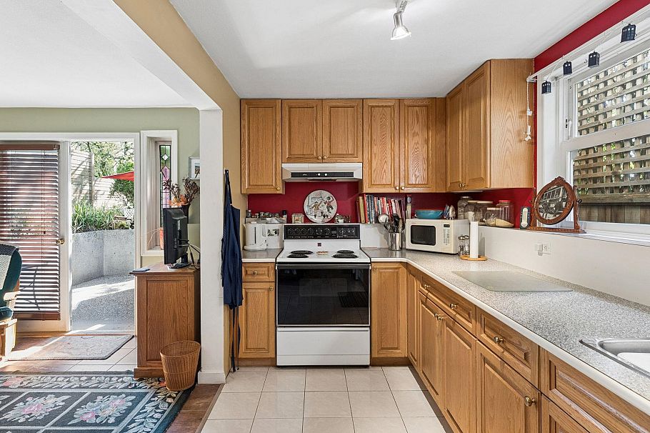 408 E 2nd Street North Vancouver, BC - 33